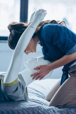 genç kadın ve manken yatakta, öyle aşk kavramı yan görünüm