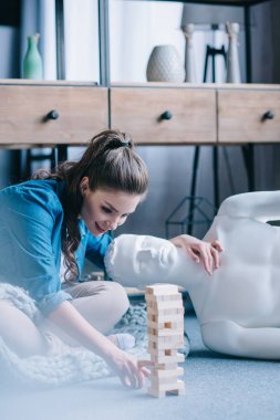 kadın blok ev, mükemmel bir ilişki rüya kavramı rahip olmayan kimse bebek tarafından ahşap oyun oynuyor