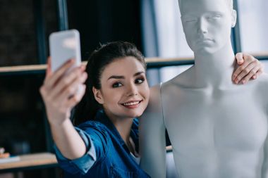 kadın alarak selfie manken, mükemmel bir ilişki rüya kavramı ile birlikte gülümseyen seçici odak