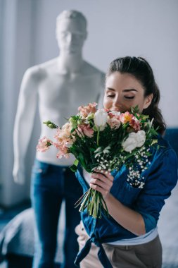kokulu çiçekler ve manken arkasında seçici odak genç kadının bir yolu seviyorum kavramı