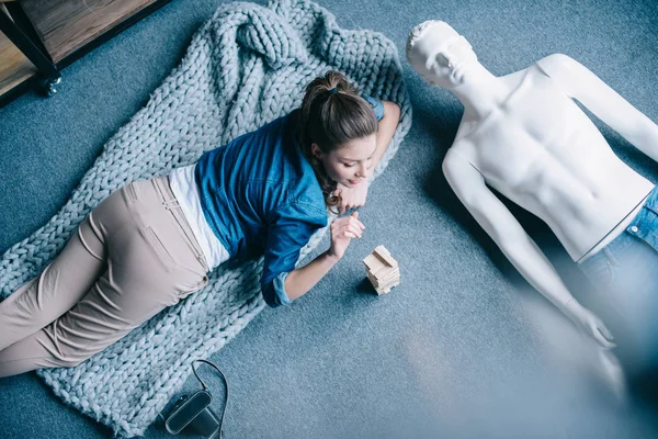 Bovenaanzicht Van Vrouw Spelen Blokken Hout Spel Met Leek Pop — Gratis stockfoto