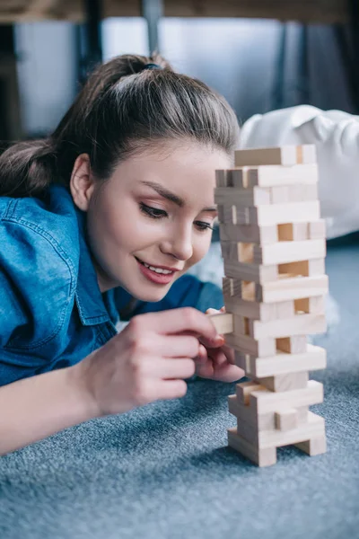 Enfoque Selectivo Mujer Jugando Bloques Madera Juego Con Muñeca Laico — Foto de stock gratis