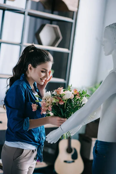 Junge Frau Gibt Vor Blumen Von Laien Puppe Erhalten Perfektes — Stockfoto