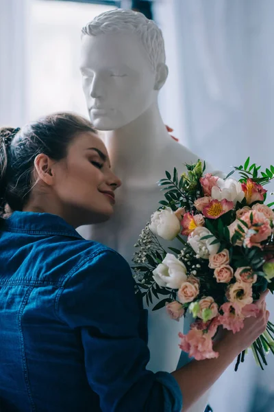 Junge Frau Mit Blumenstrauß Umarmt Laien Puppe Perfektes Beziehungstraum Konzept — Stockfoto
