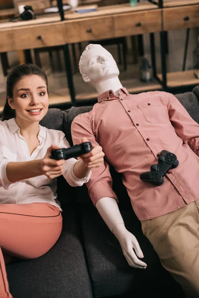 Mujer Con Maniquí Cerca Jugando Videojuego Casa Concepto Soledad — Foto de Stock