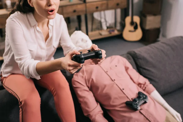 Visão Parcial Mulher Com Manequim Perto Por Jogar Videogame Casa — Fotografia de Stock Grátis