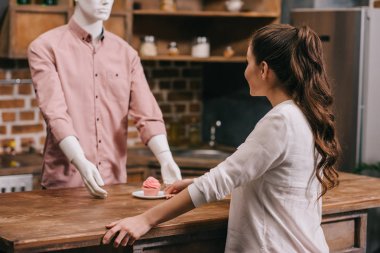 seçici odak manken casual giyim, yalnızlık kavramı cupcake veren kadın