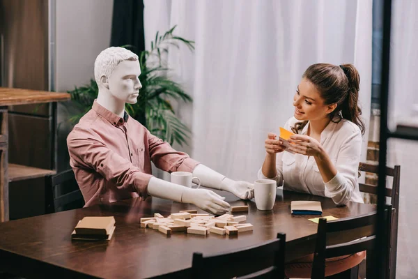 Jonge Vrouw Speelspel Samen Met Leek Pop Aan Tafel Met — Stockfoto