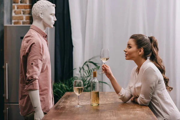 Side View Young Woman Glass Wine Table Male Manikin Unrequited — Stock Photo, Image