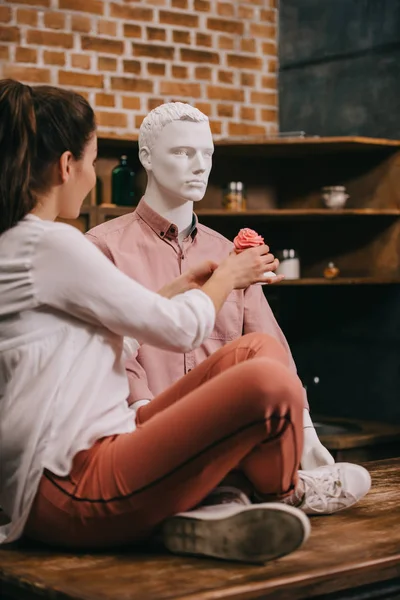 Mujer Fingiendo Alimentar Maniquí Con Magdalena Casa Perfecto Concepto Sueño — Foto de stock gratuita