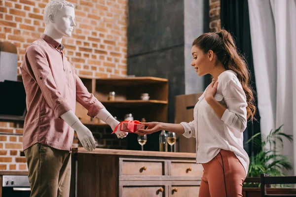 Mujer Fingiendo Excepto Regalo Mannikin Soledad Concepto Perfecto Sueño Del — Foto de Stock