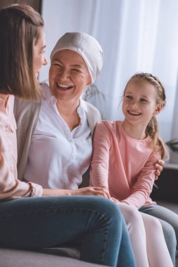 mutlu aile üç birlikte vakit ve gülüyor, kanser kavramı nesillerin
