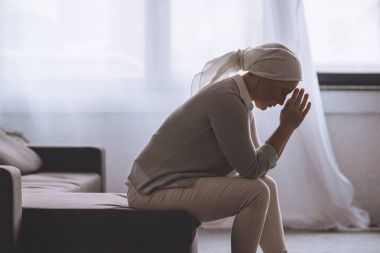 hasta Olgun kadın evde, kanser kavramı oturan fuları içinde yan görünüm