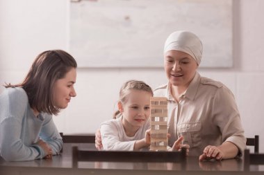 ailesi üç nesildir ahşap bloklar ile birlikte, kanser kavramı oynamak