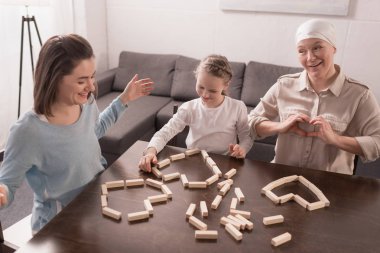 mutlu aile kalpleri sembolleri ahşap bloklar birlikte, kanser konseptinden bina