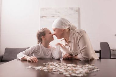 Büyükanne ve torunu ile parçalı bulmaca birlikte, kanser kavramı oynamak