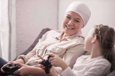 mutlu büyükanne ve torunu ile oyun çubukları, kanser kavramı oynamak  