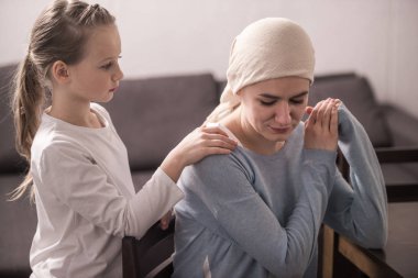 sevimli küçük çocuk atkı içinde hasta anne destek