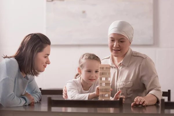 Família Três Gerações Brincando Com Blocos Madeira Juntos Conceito Câncer — Fotografia de Stock