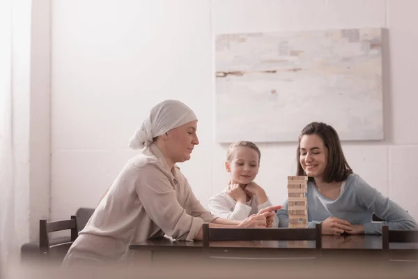 Familj Tre Generationer Spelar Med Träklossar Tillsammans Cancer Koncept — Stockfoto