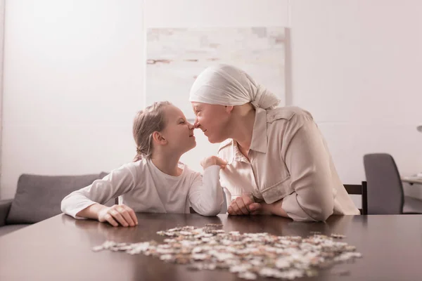 Abuela Nieta Jugando Con Rompecabezas Juntos Concepto Cáncer — Foto de Stock