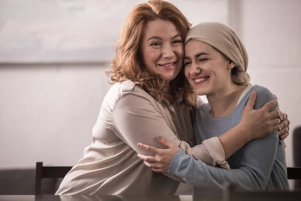 Mãe Feliz Filha Adulta Doente Lenço Abraçando Sorrindo Juntos — Fotografia de Stock