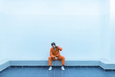 hapishane hücresinde bankta oturmuş mahkum