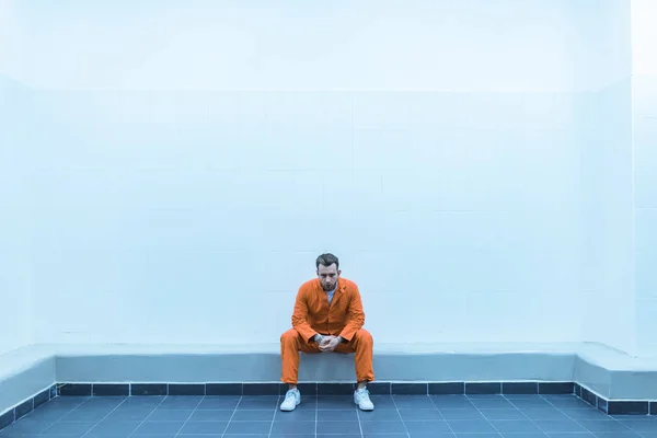 Prisonnier Assis Sur Banc Dans Salle Prison — Photo