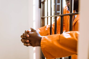 demir ellerine Afrikalı-Amerikalı mahkumla kırpılmış görüntü