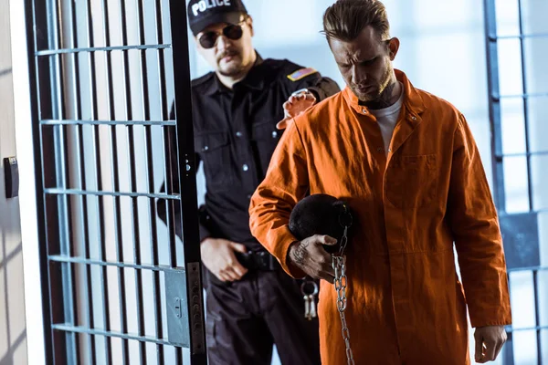 Guarda Segurança Levando Prisioneiro Levando Peso Amarrado Perna — Fotografia de Stock