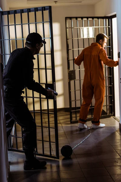 Police Officer Pursuing Escaping Prisoner Gun — Stock Photo, Image