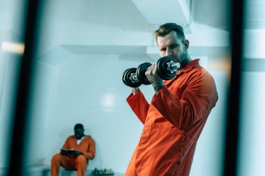 Hapishane odasında dumbbells ile eğitim mahkum
