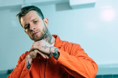Hapishane hücresi kamerada bakarak dövmeler ile mahkum