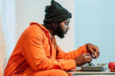 Afro-Amerikan mahkûm hapishane hücresinde yeme yan görünüm