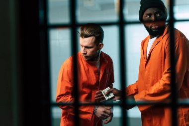 mahkûm hapishane odasında Afro-Amerikan tutuklu, uyuşturucu satın alma