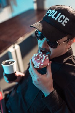 Polis
