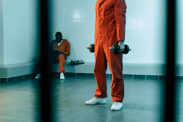 Hapishane Odasında Dumbbells Ile Eğitim Mahkum Kırpılmış Görüntü — Stok fotoğraf