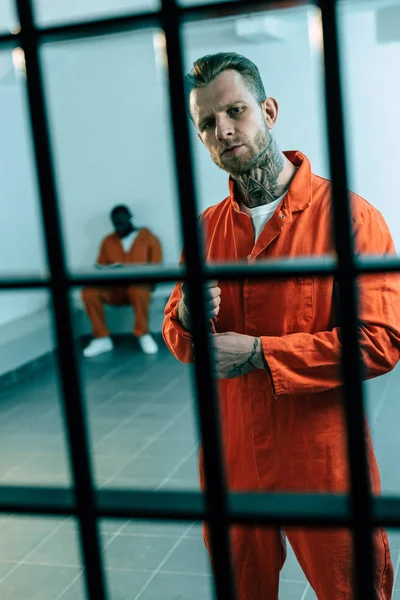 Hapishane hücresine cezaevi parmaklıklar arkasında çok ırklı suçlular