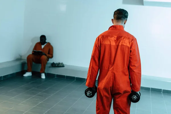 Dikiz Mahkûm Hapishane Hücresinde Dumbbells Ile Eğitim — Stok fotoğraf