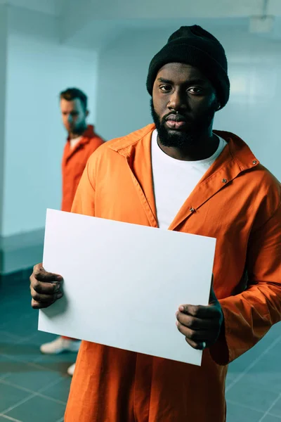 African American Prisoner Holding Blank Placard Looking Camera — Stock Photo, Image