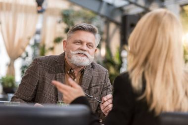 seçici odak kıdemli erkek ve kadın Cafe