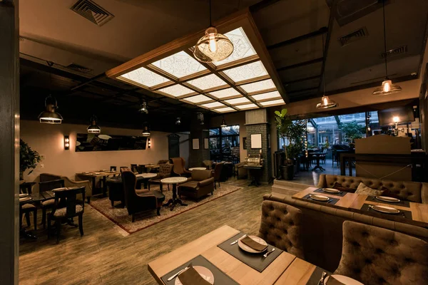 Vista Café Vazio Elegante Com Mesas Arranjadas Cadeiras Para Visitantes — Fotografia de Stock