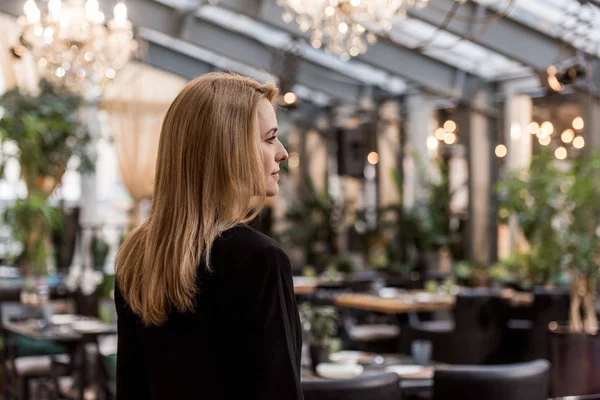 Vue Latérale Femme Coûteuse Regardant Loin Dans Café — Photo