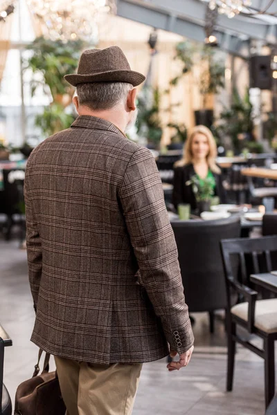 Vista Trasera Del Hombre Elegante Sombrero Chaqueta Con Mujer Sentada — Foto de stock gratis