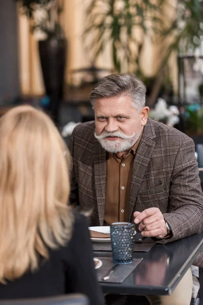 Seniorin Und Frau Café Fokus — Stockfoto