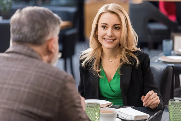 Gedeeltelijke Weergave Van Man Lachende Vrouw Eten Samen Restaurant — Stockfoto