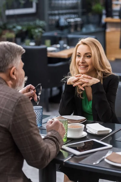 Vista Parcial Sonriente Mujer Negocios Hombre Negocios Reunión Cafetería — Foto de Stock