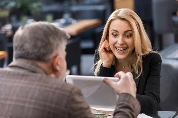 Vista Parcial Las Personas Negocios Utilizando Tableta Reunión Cafetería —  Fotos de Stock