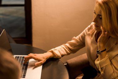 kafede dizüstü bilgisayarda çalışırken smartphone üzerinde konuşurken işkadını yan görünüm