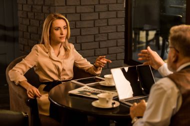 iş adamları kafede toplantısı kısmi görünümü